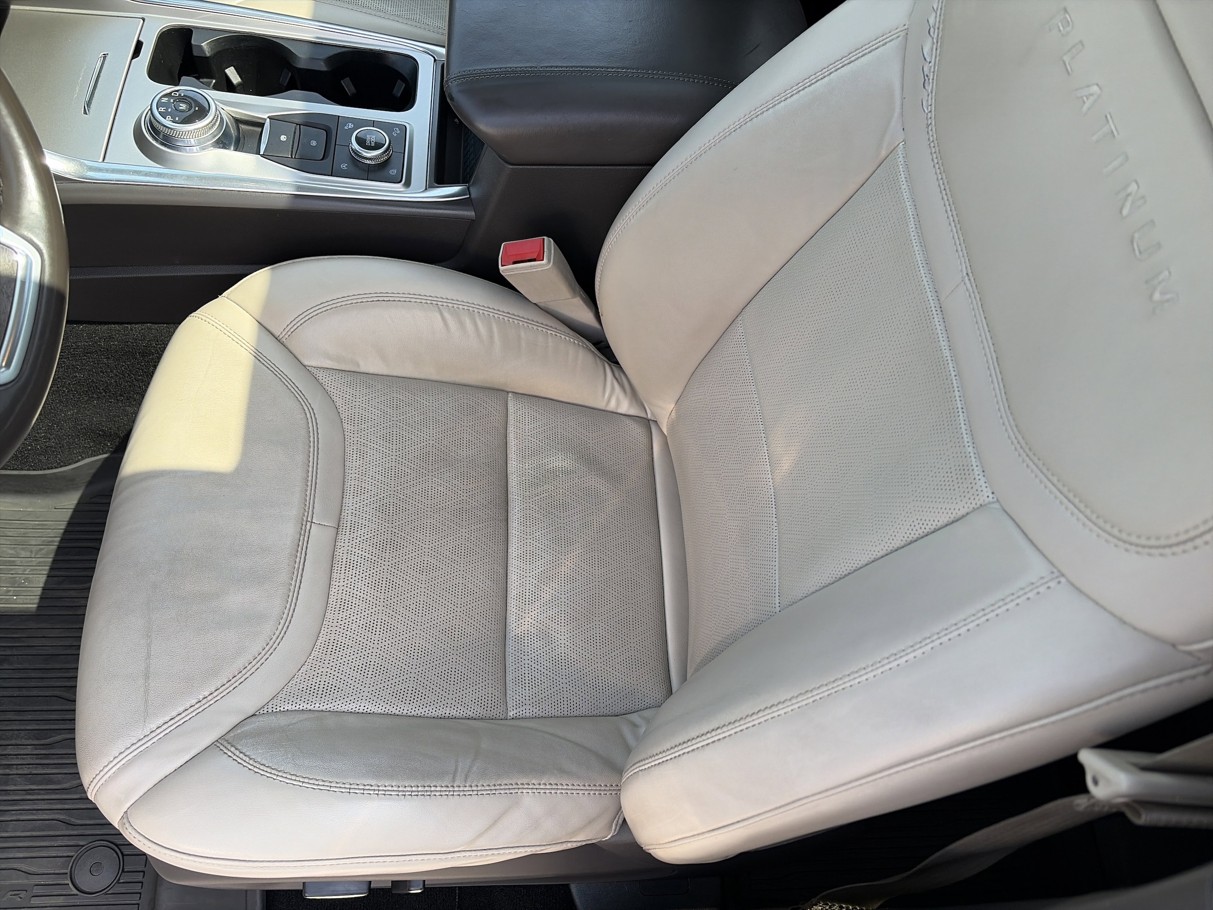 2020 Ford Explorer Platinum - Photo 26