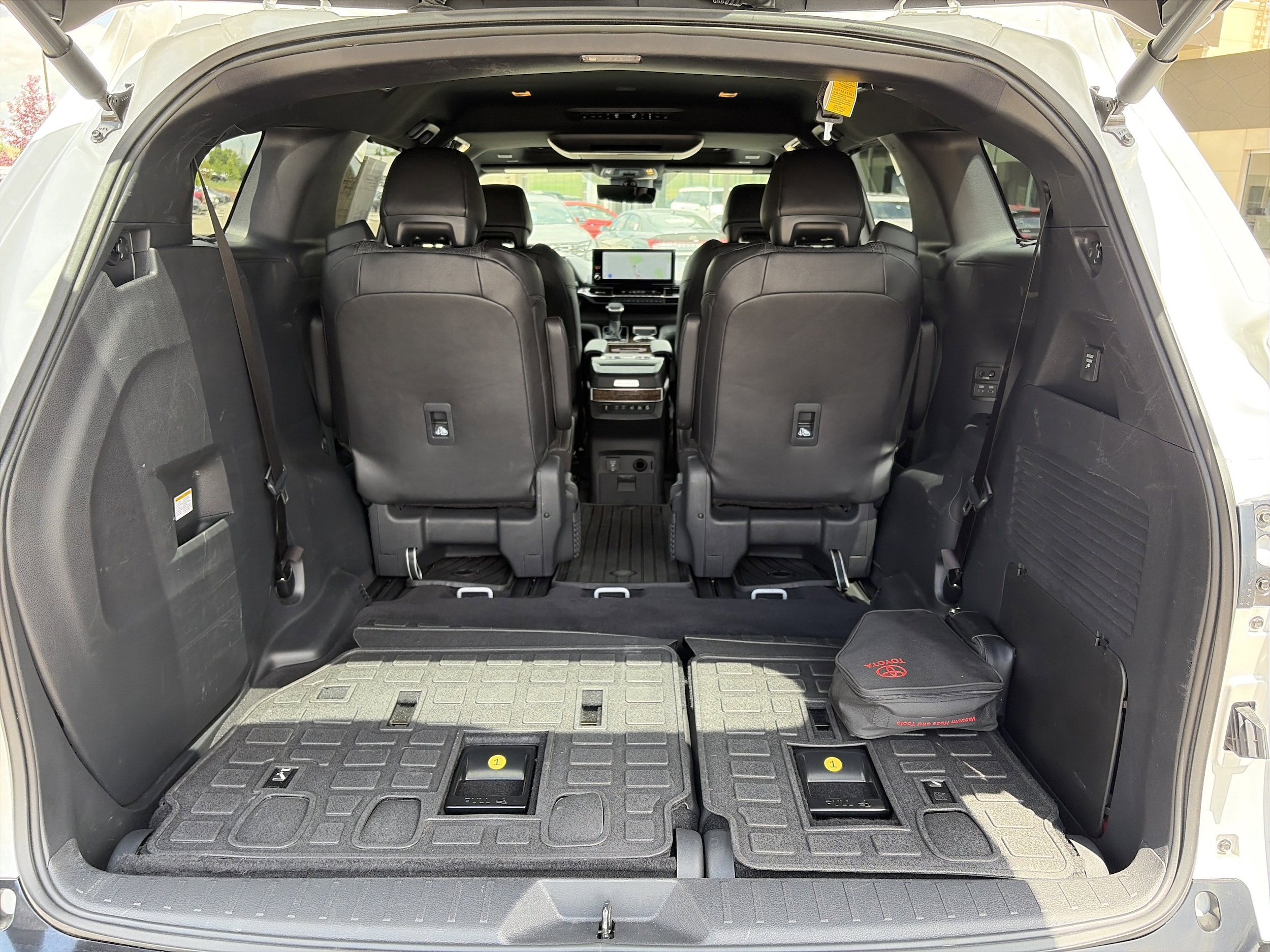 2025 Toyota Sienna Platinum - Photo 25