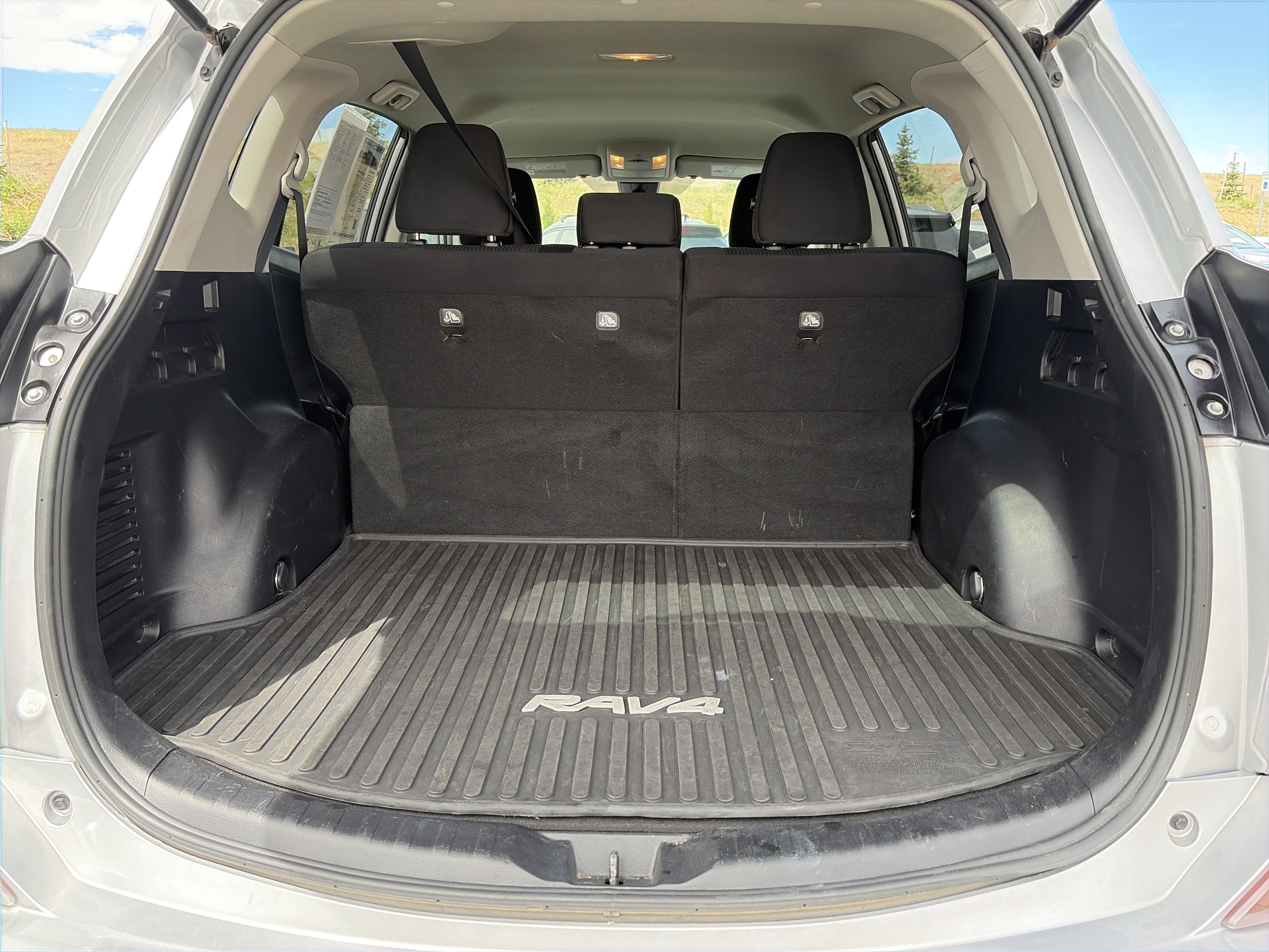 2017 Toyota RAV4 LE - Photo 26