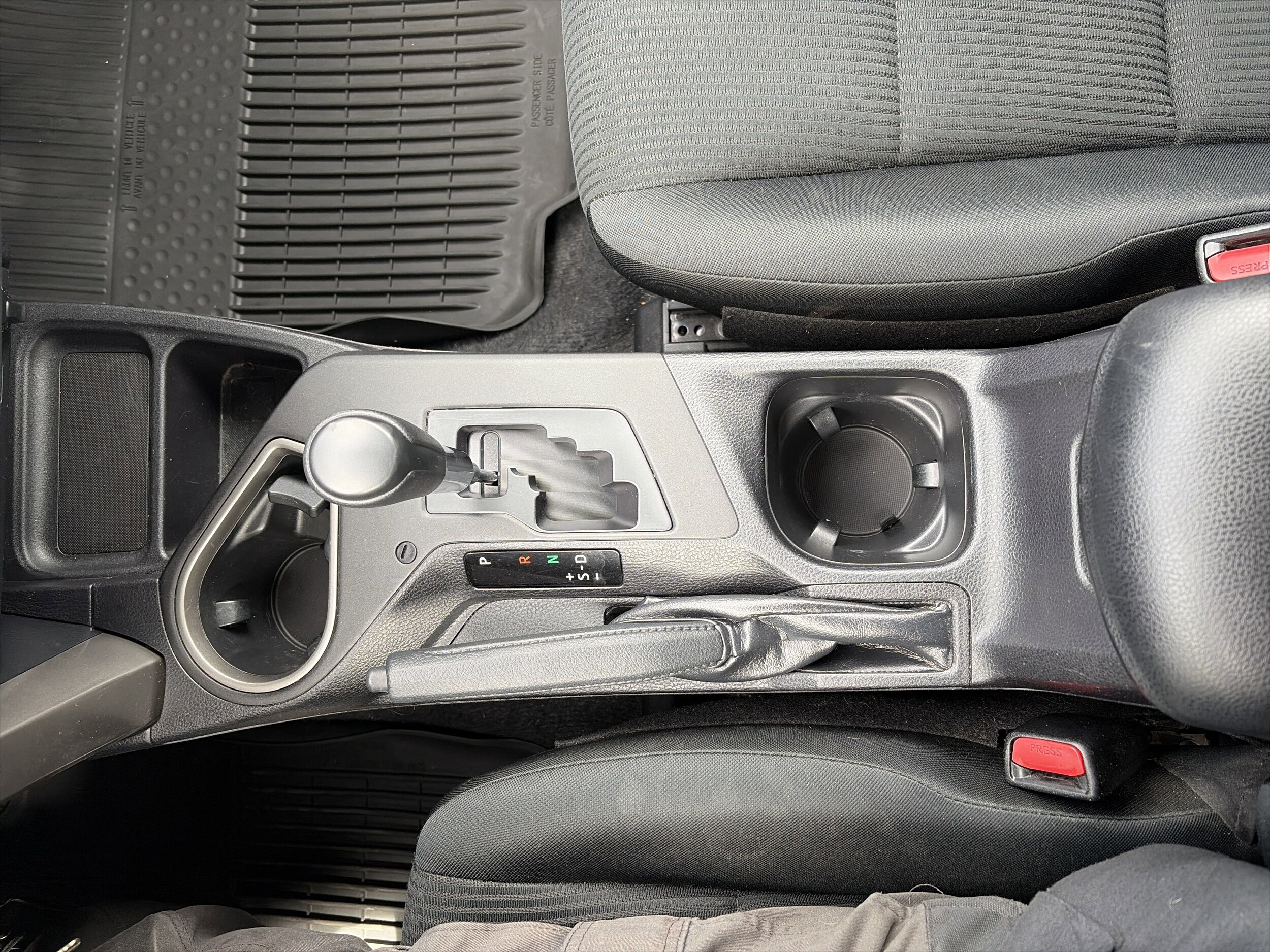 2017 Toyota RAV4 LE - Photo 16