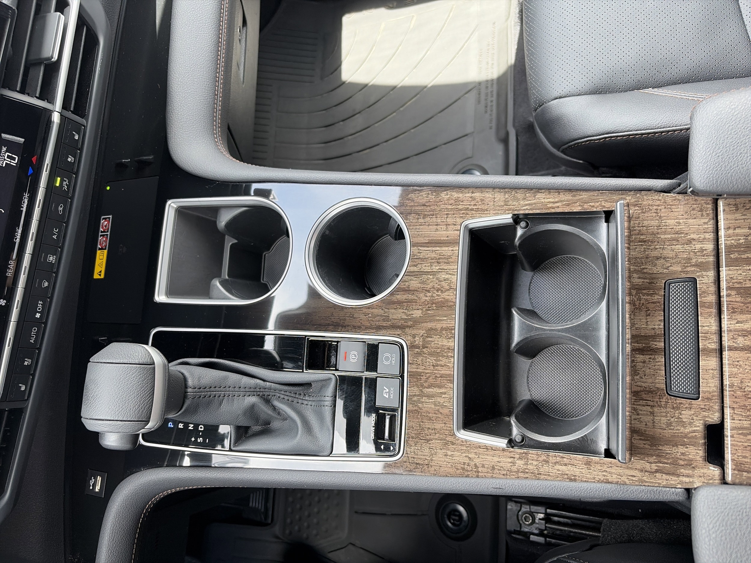 2025 Toyota Sienna Platinum - Photo 19