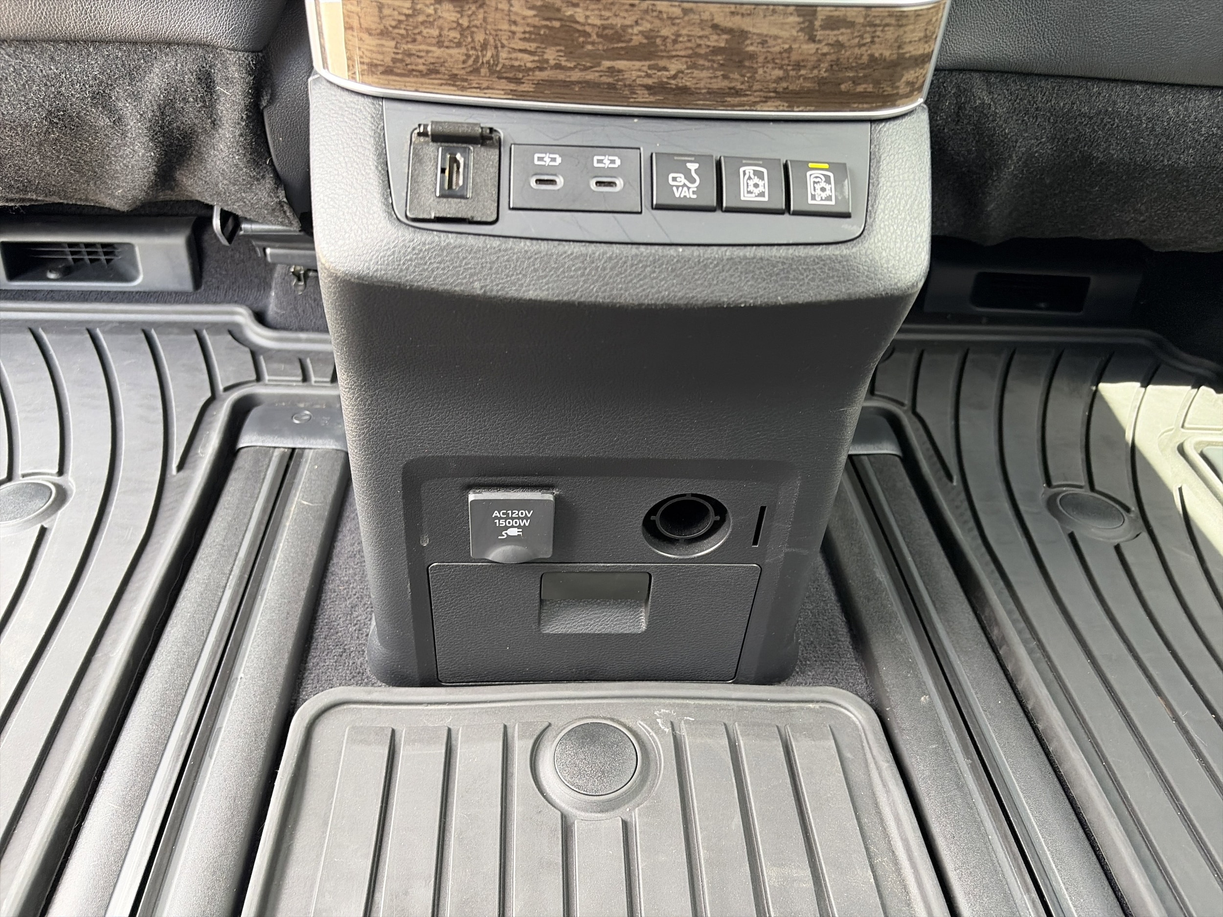 2025 Toyota Sienna Platinum - Photo 22