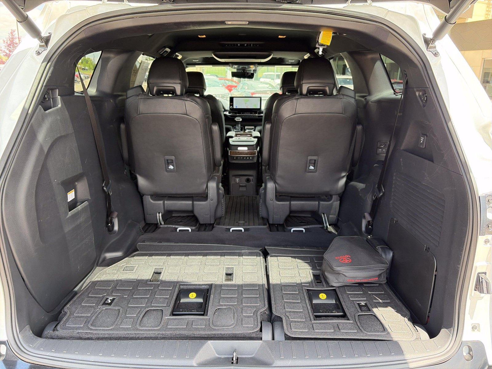 2025 Toyota Sienna Platinum - Photo 26