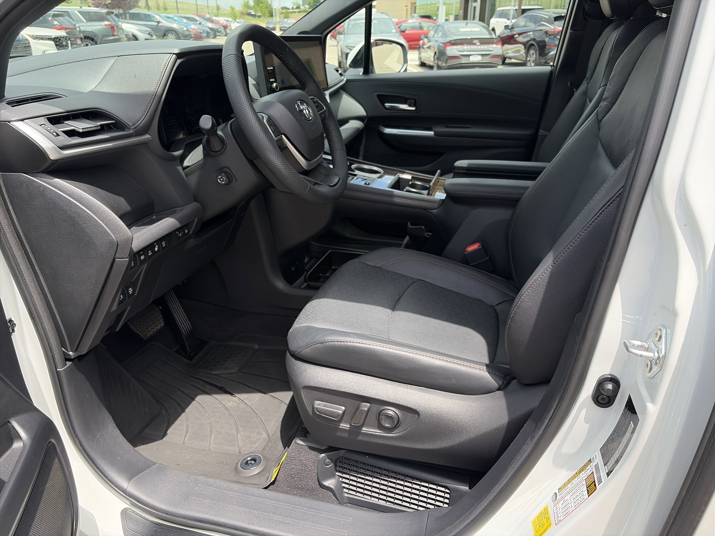 2025 Toyota Sienna Platinum - Photo 13
