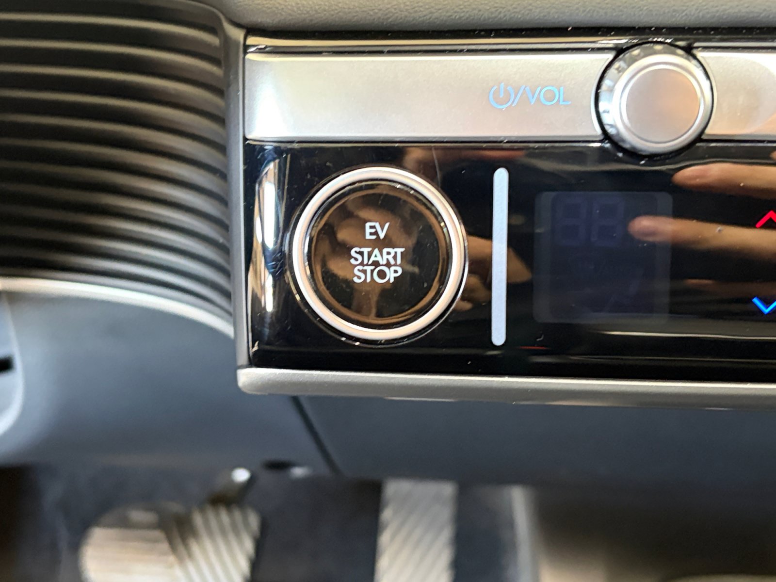 2024 Hyundai IONIQ 5 Limited - Photo 29