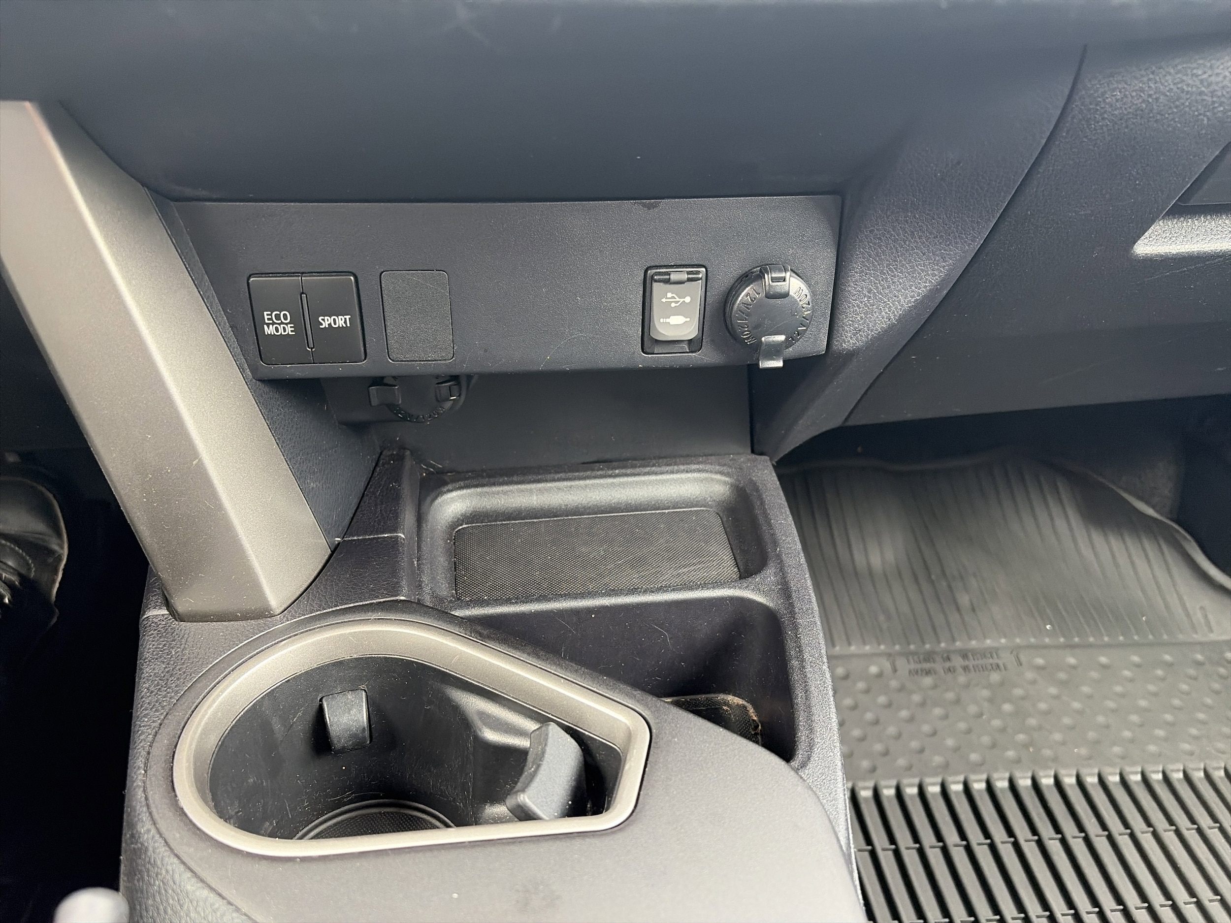 2017 Toyota RAV4 LE - Photo 15