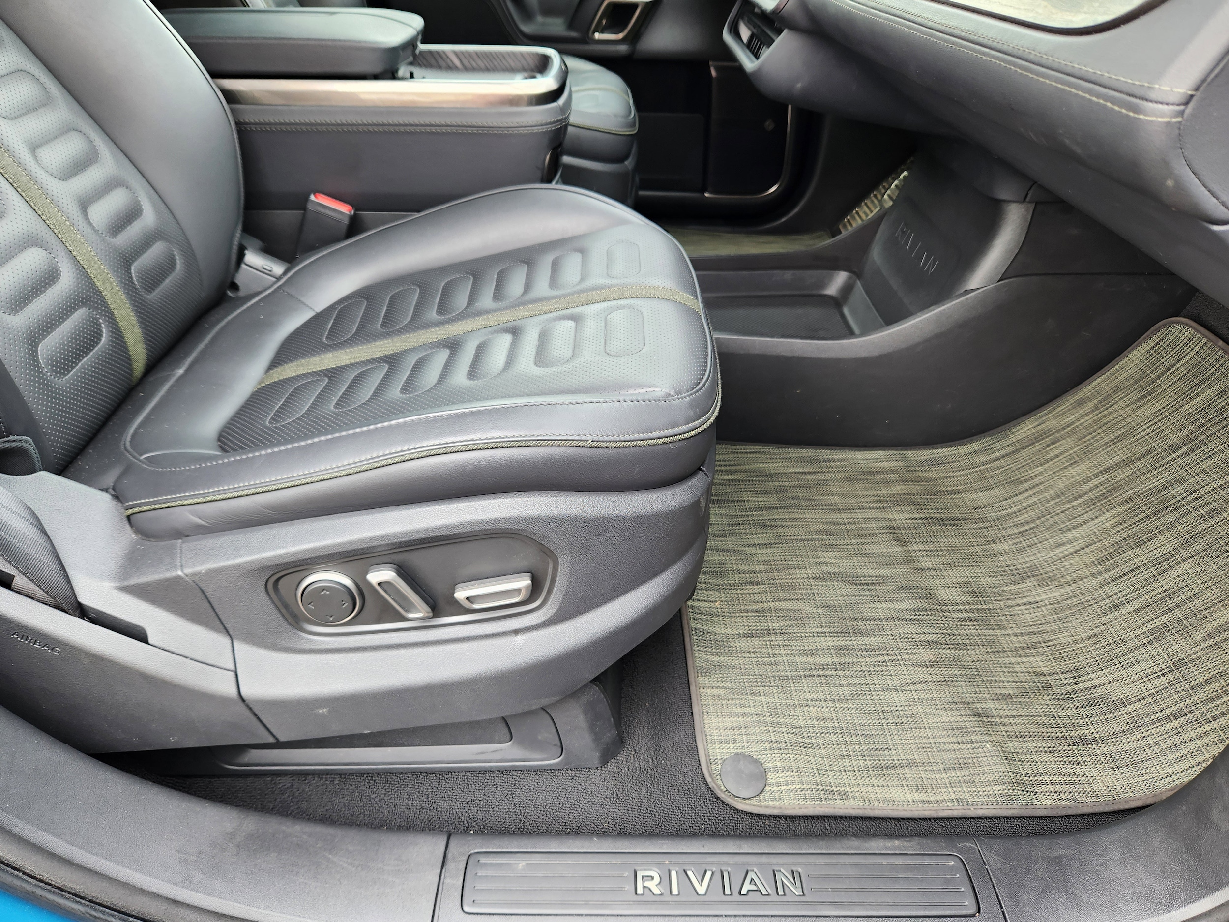 2024 Rivian R1S Adventure - Photo 20