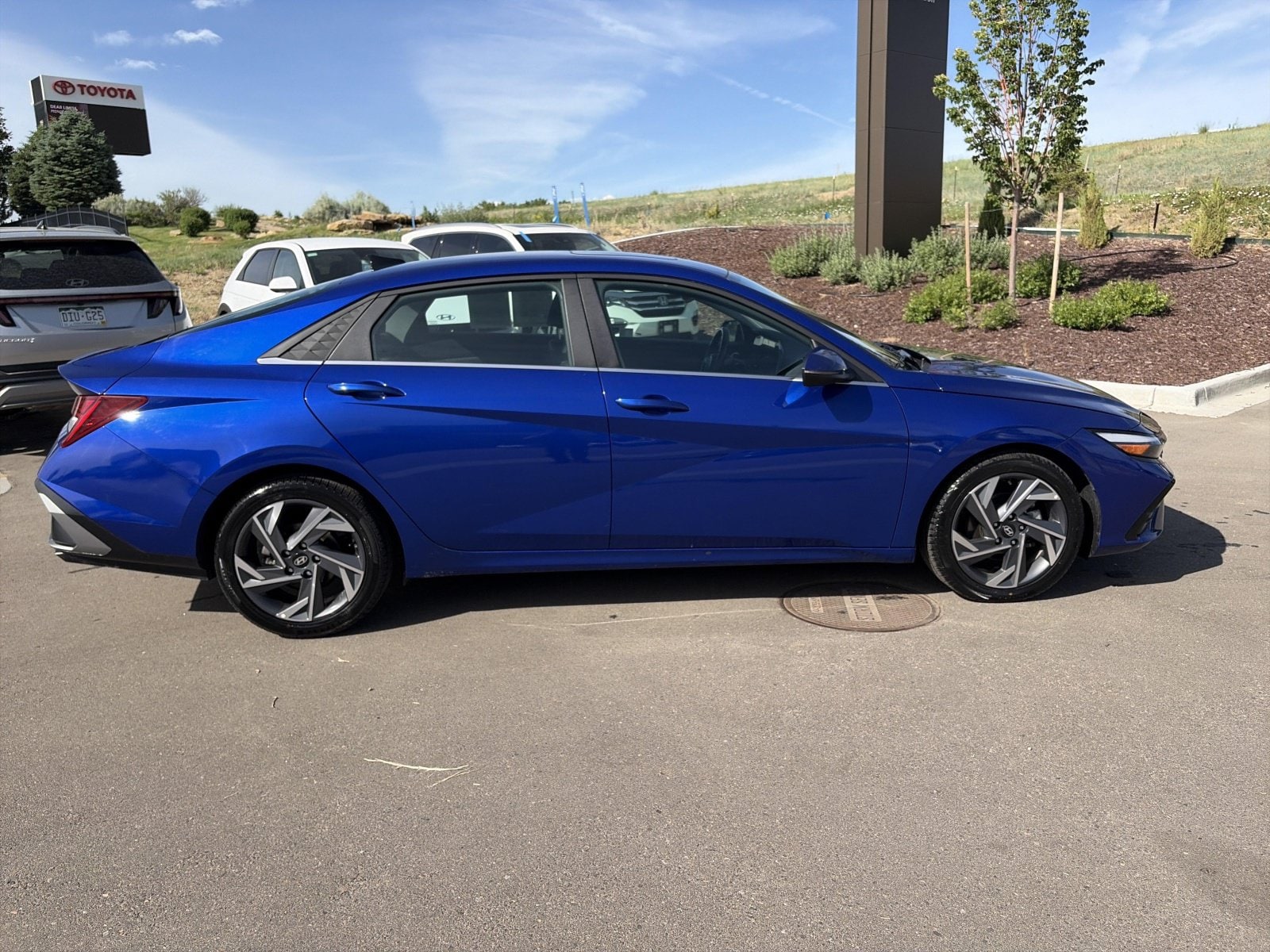 2025 Hyundai Elantra Limited - Photo 11