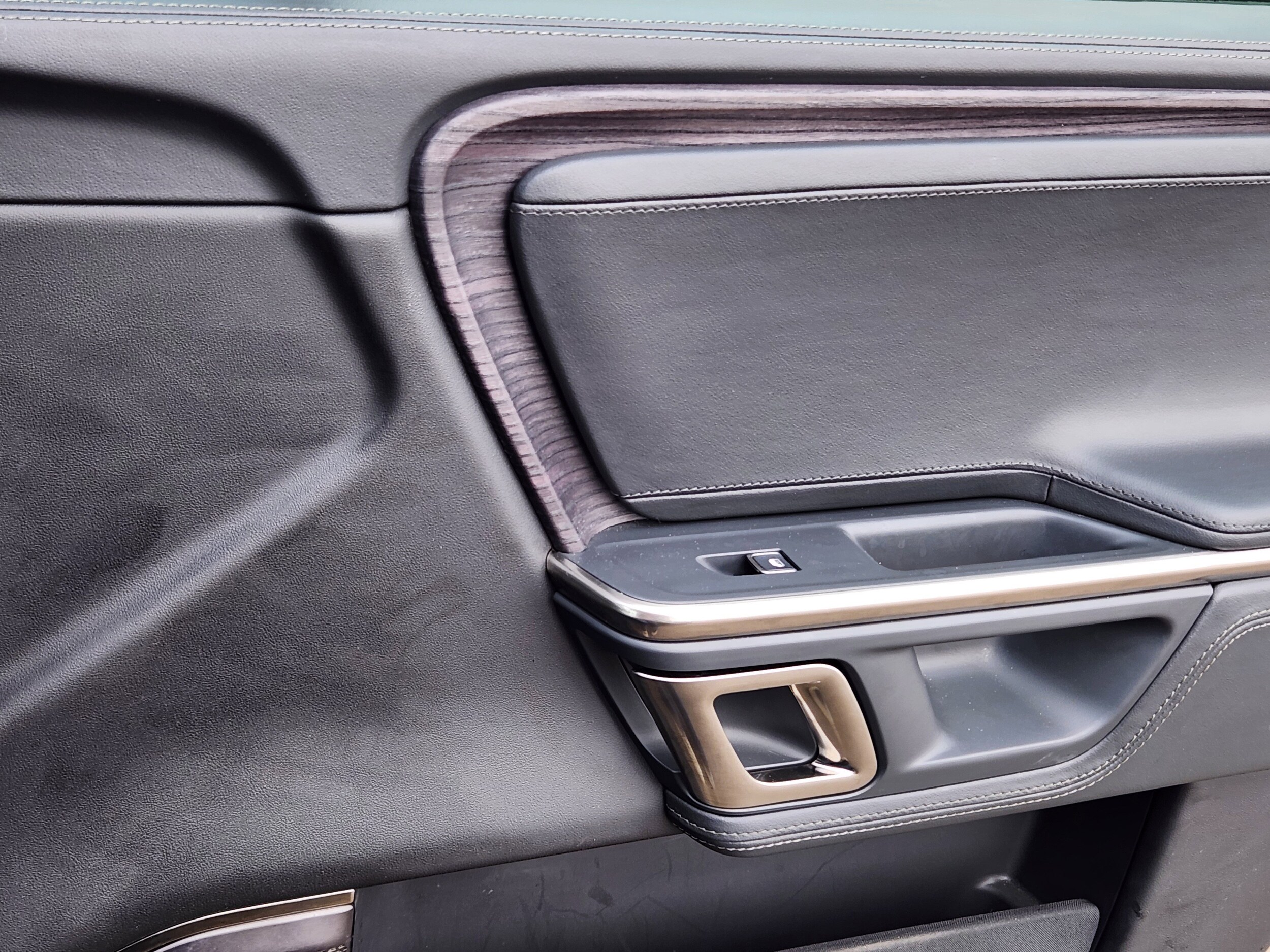 2024 Rivian R1S Adventure - Photo 18