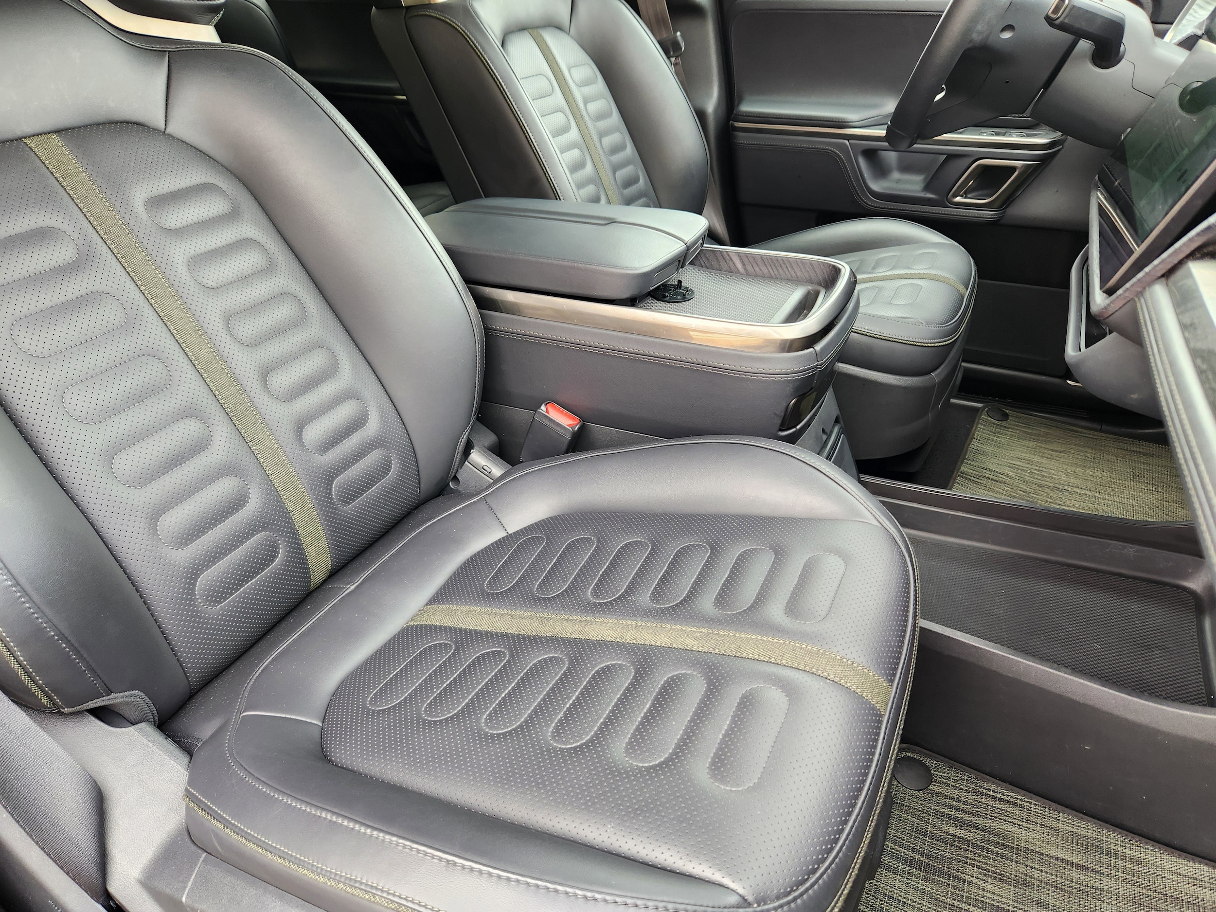 2024 Rivian R1S Adventure - Photo 19