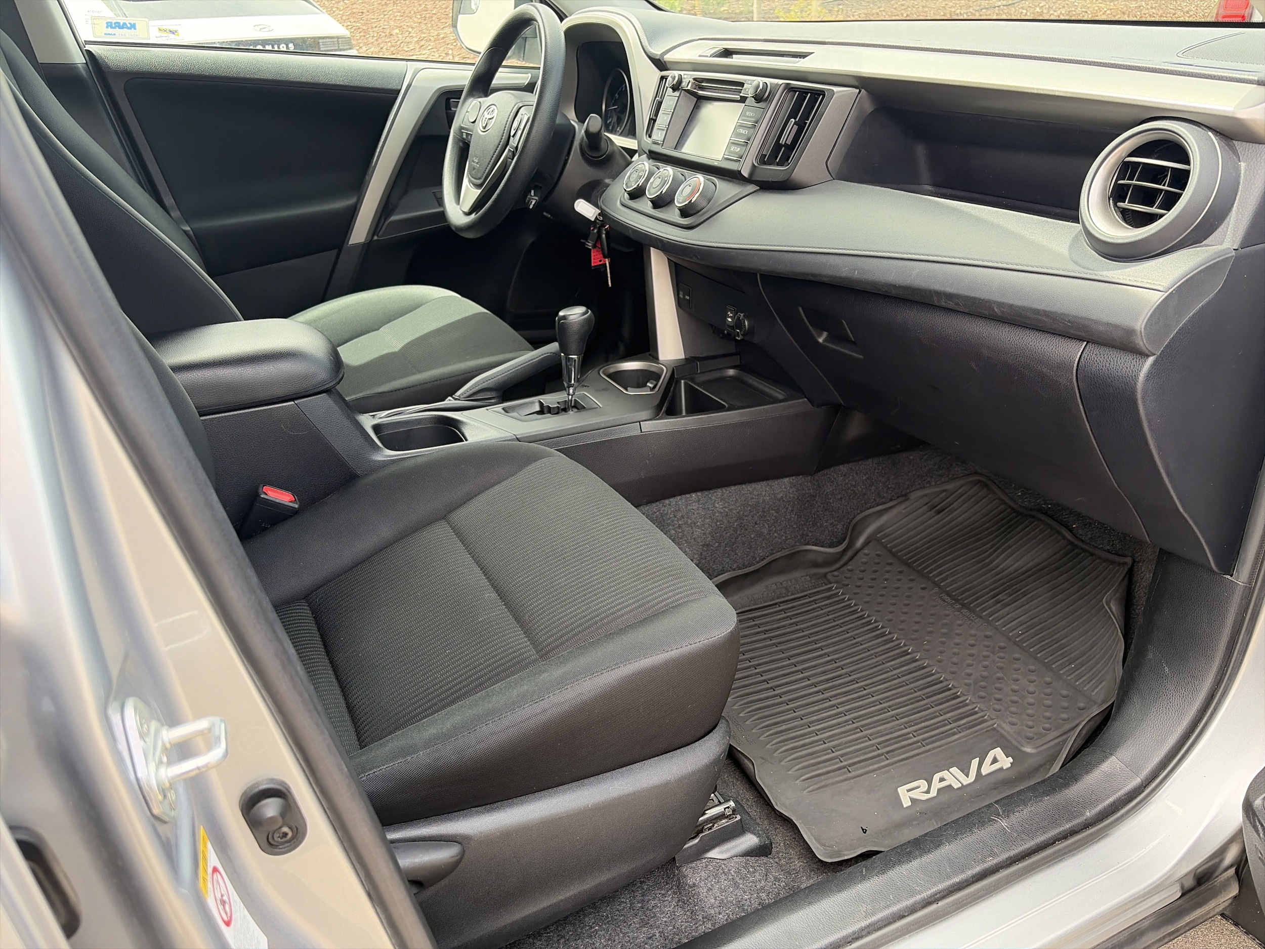 2017 Toyota RAV4 LE - Photo 30