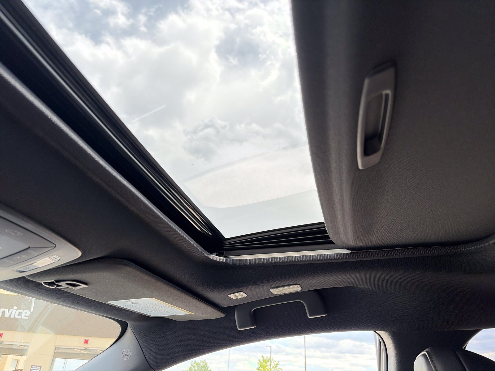 2025 Toyota Sienna Platinum - Photo 16