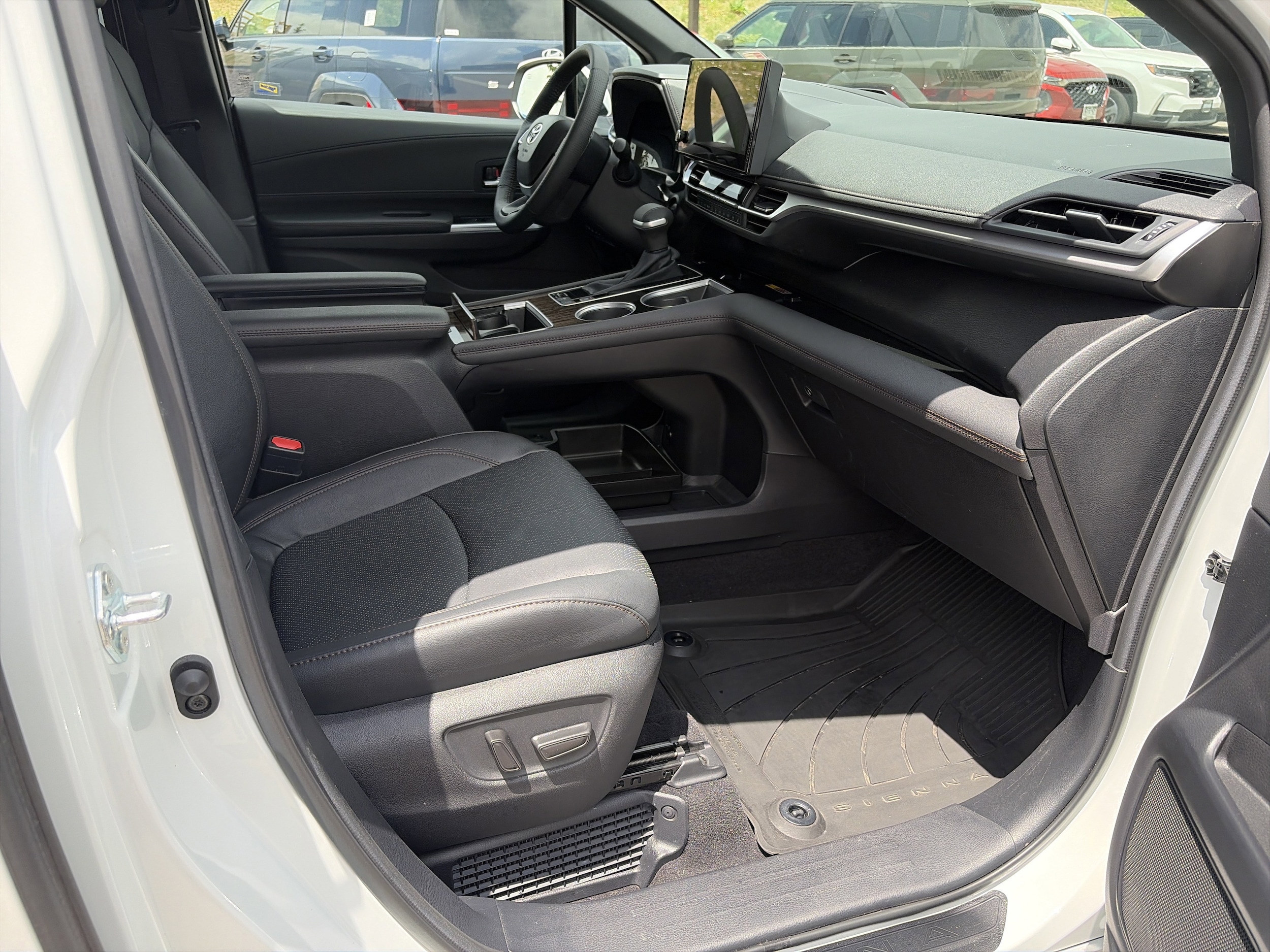 2025 Toyota Sienna Platinum - Photo 32