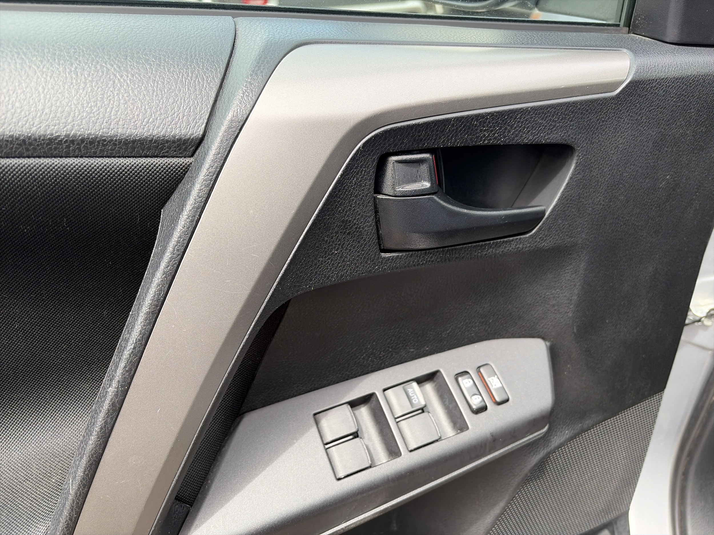 2017 Toyota RAV4 LE - Photo 10
