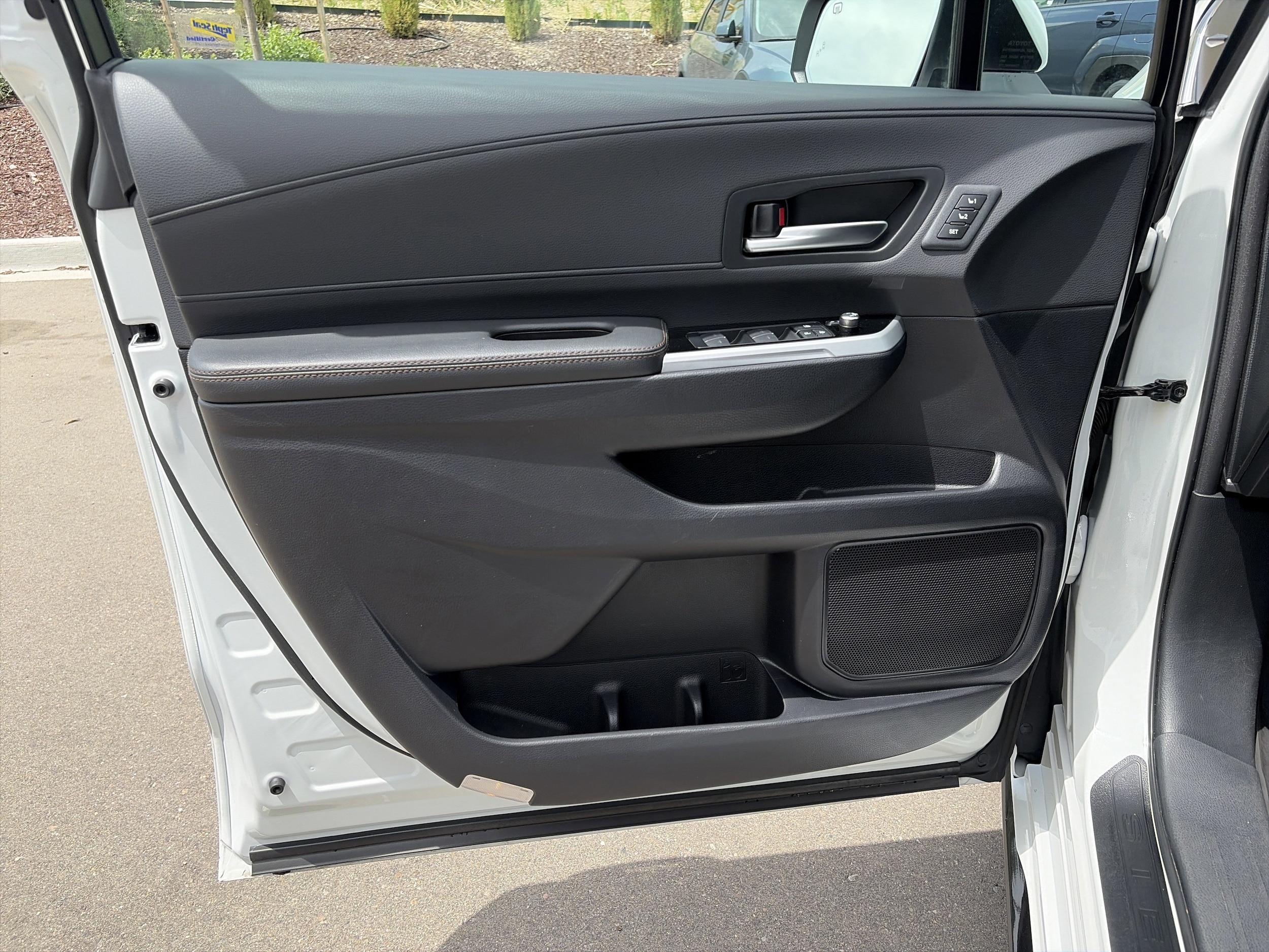 2025 Toyota Sienna Platinum - Photo 10