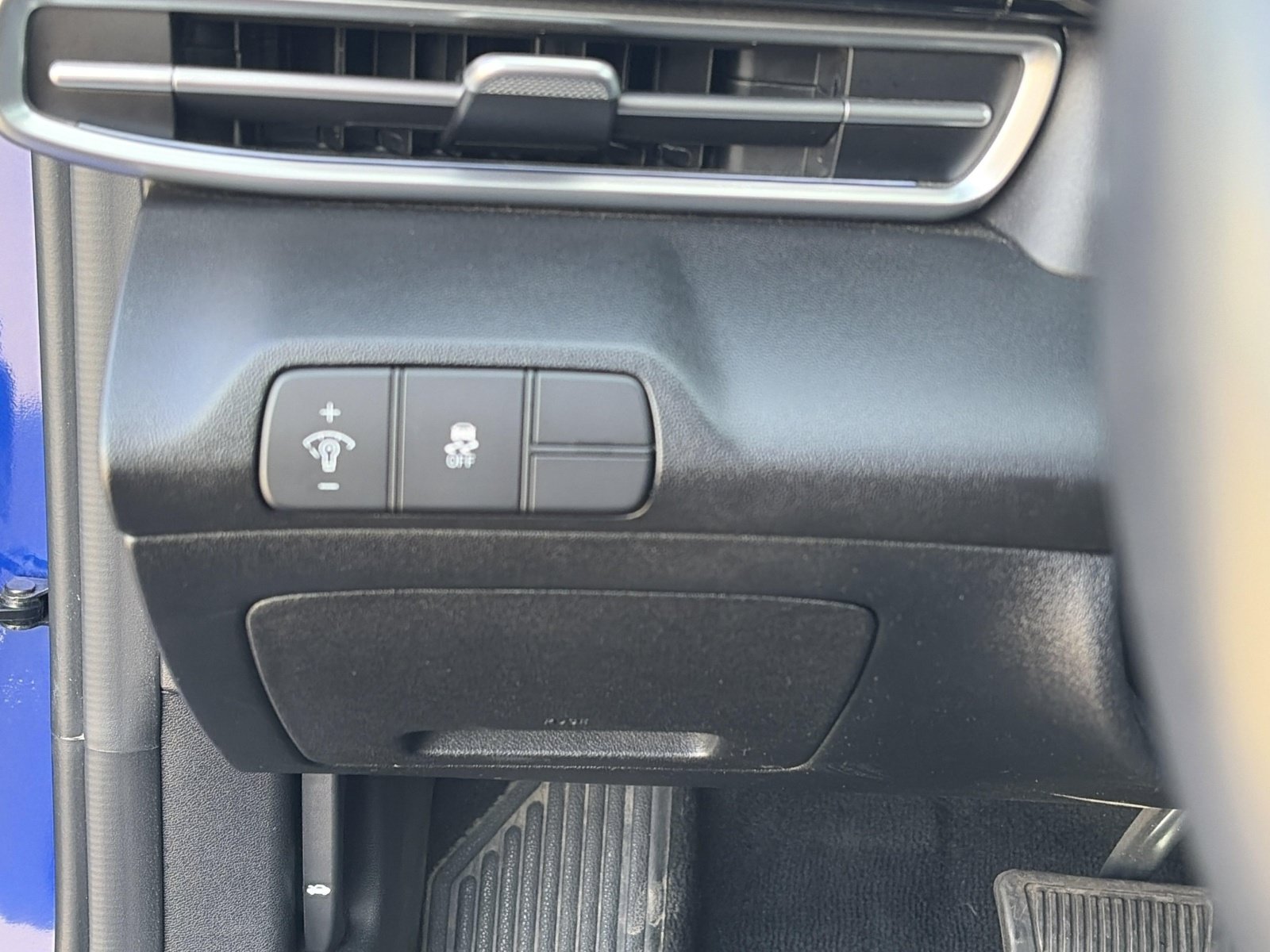 2025 Hyundai Elantra Limited - Photo 17