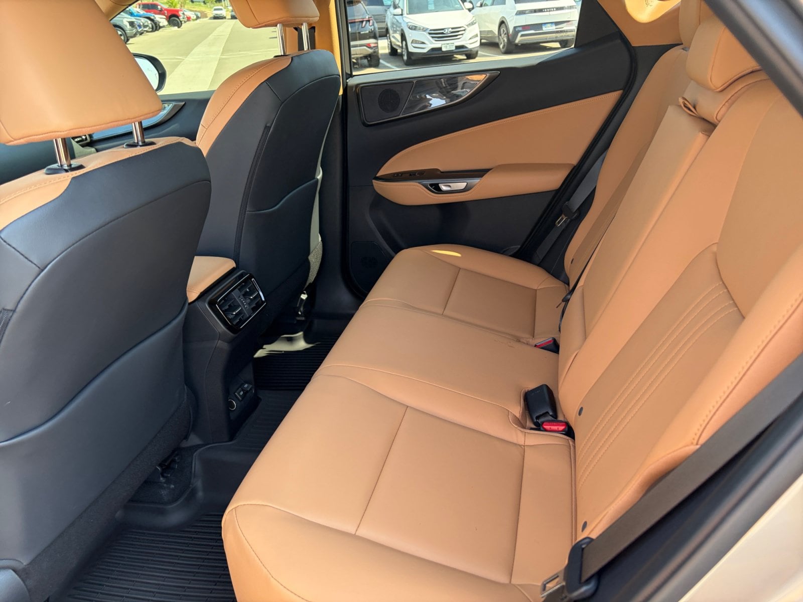 2025 Lexus NX 350 - Photo 18