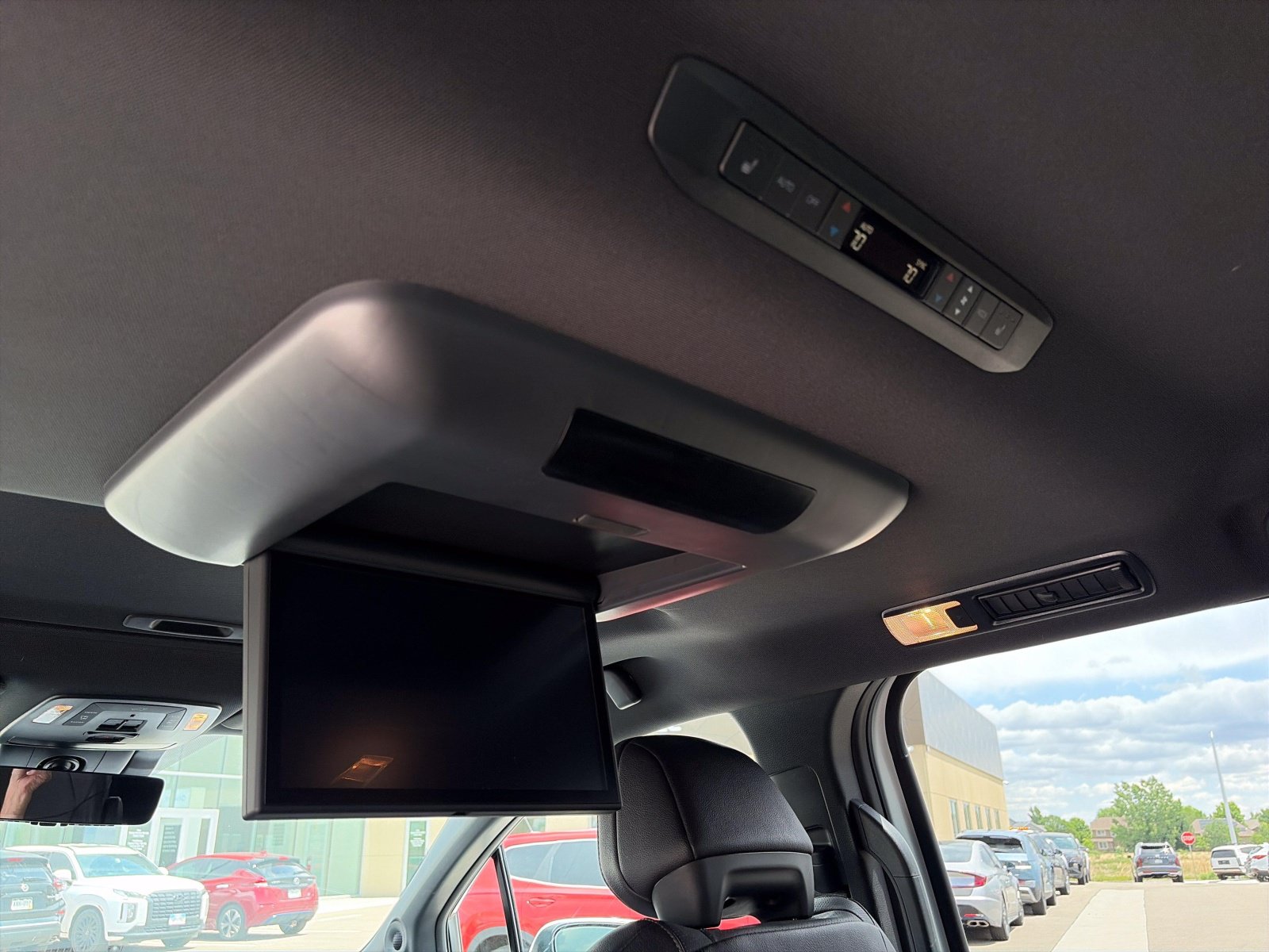 2025 Toyota Sienna Platinum - Photo 25