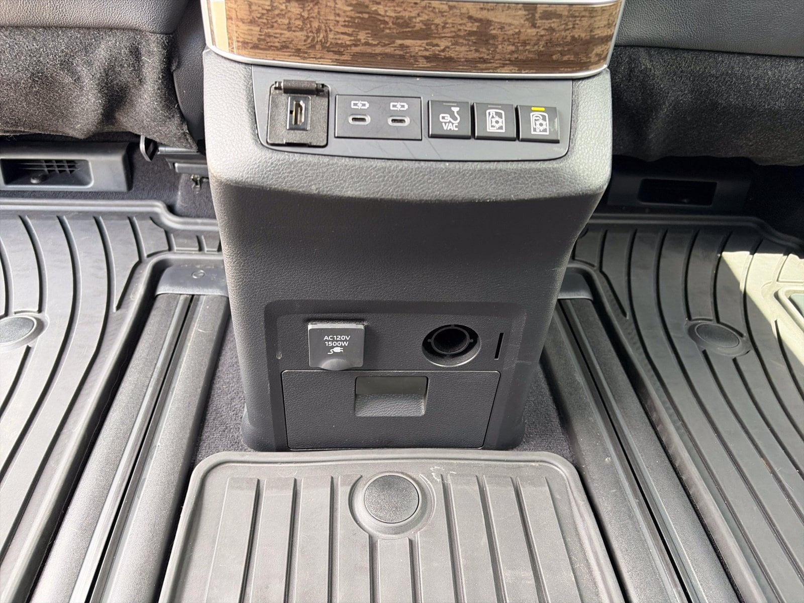 2025 Toyota Sienna Platinum - Photo 23