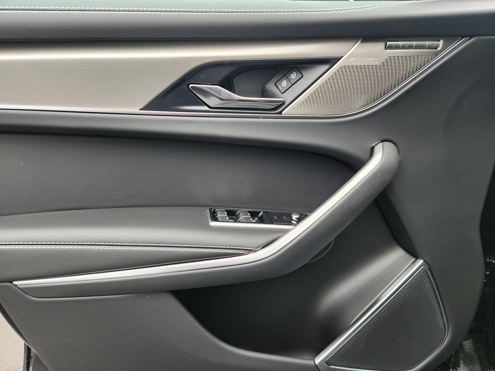 2026 Jaguar F-Pace R-Dynamic S - Photo 14