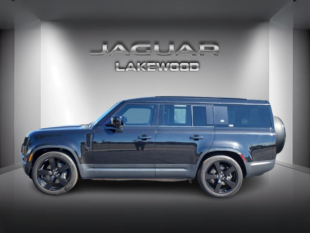 2023 Land Rover Defender 130 SE photo 2