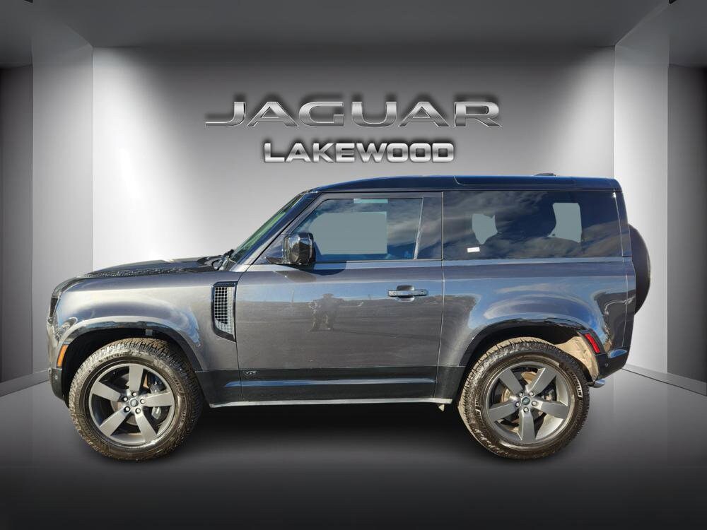 2024 Land Rover Defender V8 photo 2