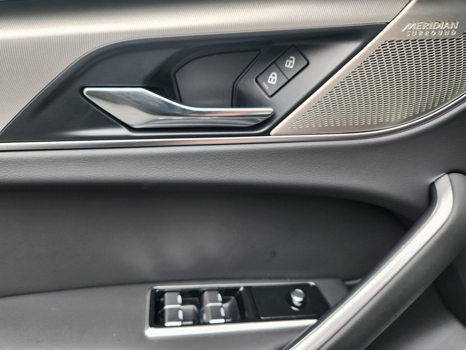 2026 Jaguar F-Pace R-Dynamic S - Photo 13