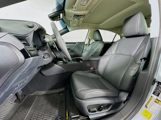 2025 Lexus ES 300h - Photo 22