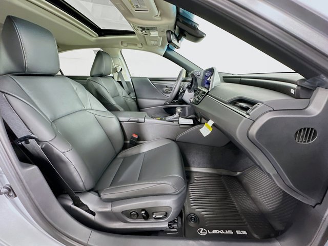 2025 Lexus ES 300h - Photo 32