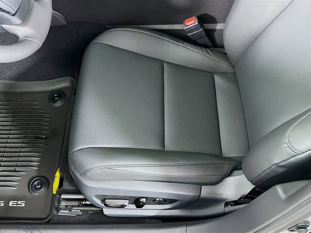 2025 Lexus ES 300h - Photo 20