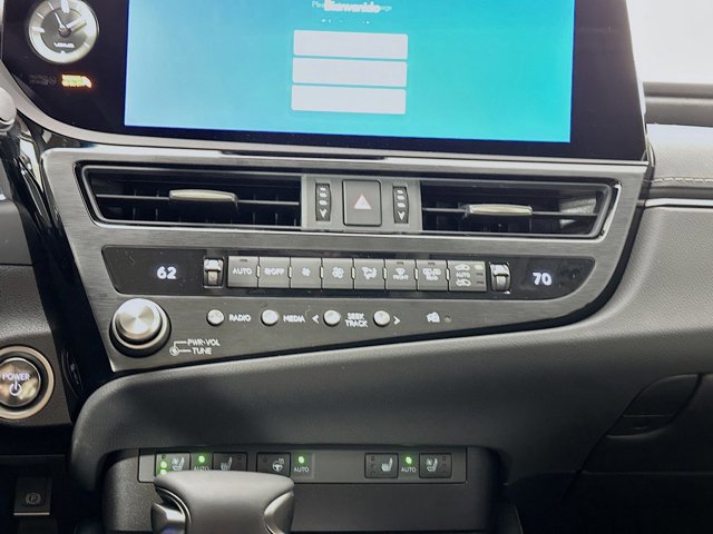 2025 Lexus ES 300h - Photo 13