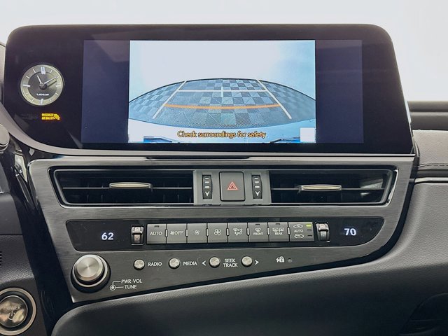 2025 Lexus ES 300h - Photo 16