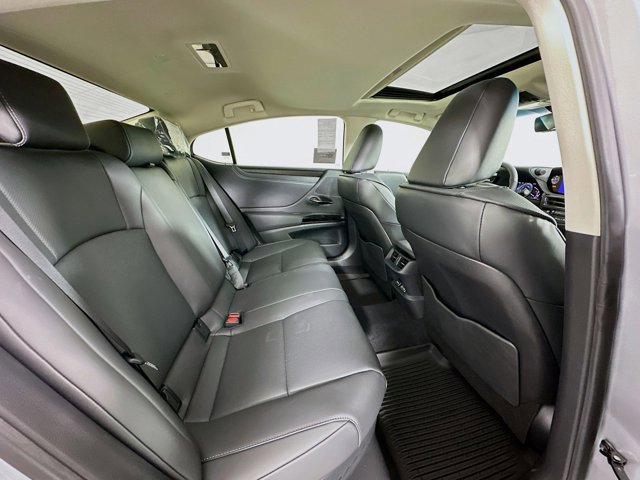 2025 Lexus ES 300h - Photo 31