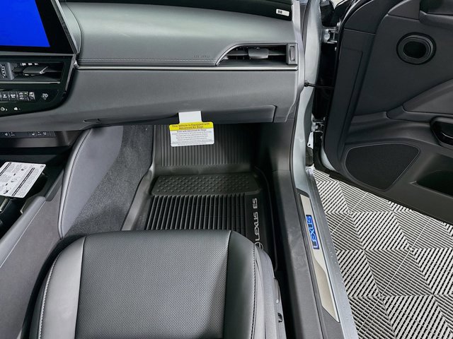 2025 Lexus ES 300h - Photo 33