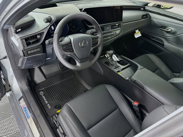 2025 Lexus ES 300h - Photo 9