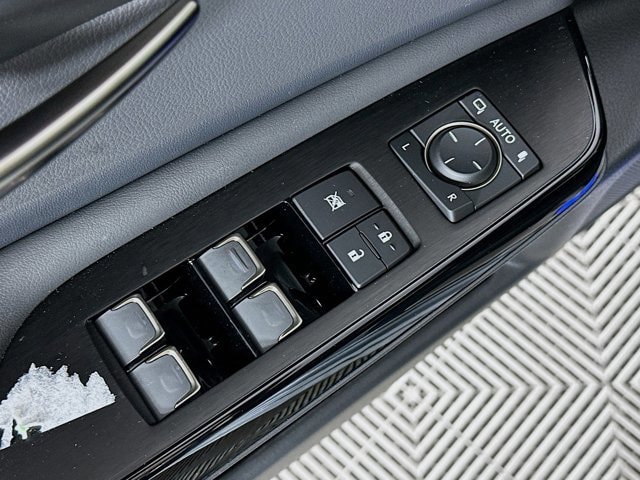 2025 Lexus ES 300h - Photo 18