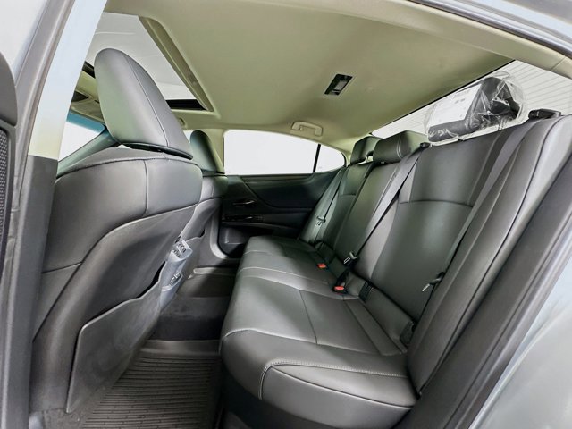 2025 Lexus ES 300h - Photo 26
