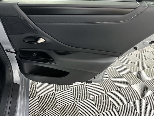 2025 Lexus ES 300h - Photo 30