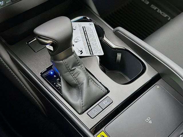 2025 Lexus ES 300h - Photo 17