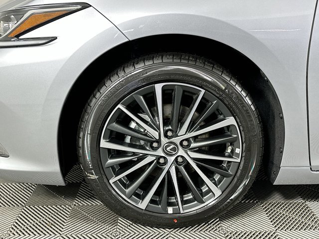 2025 Lexus ES 300h - Photo 35
