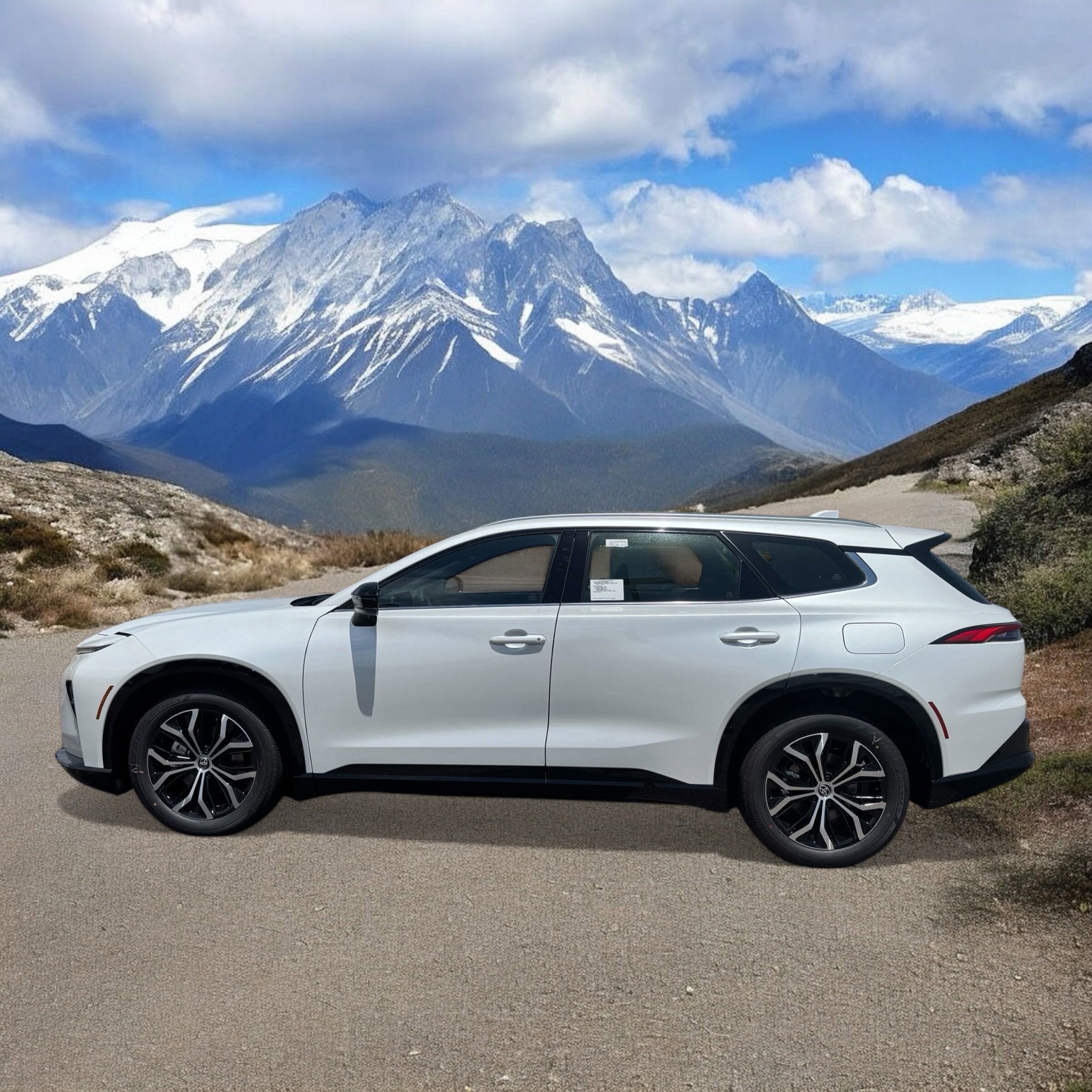 2025 Toyota Crown Signia XLE photo 2