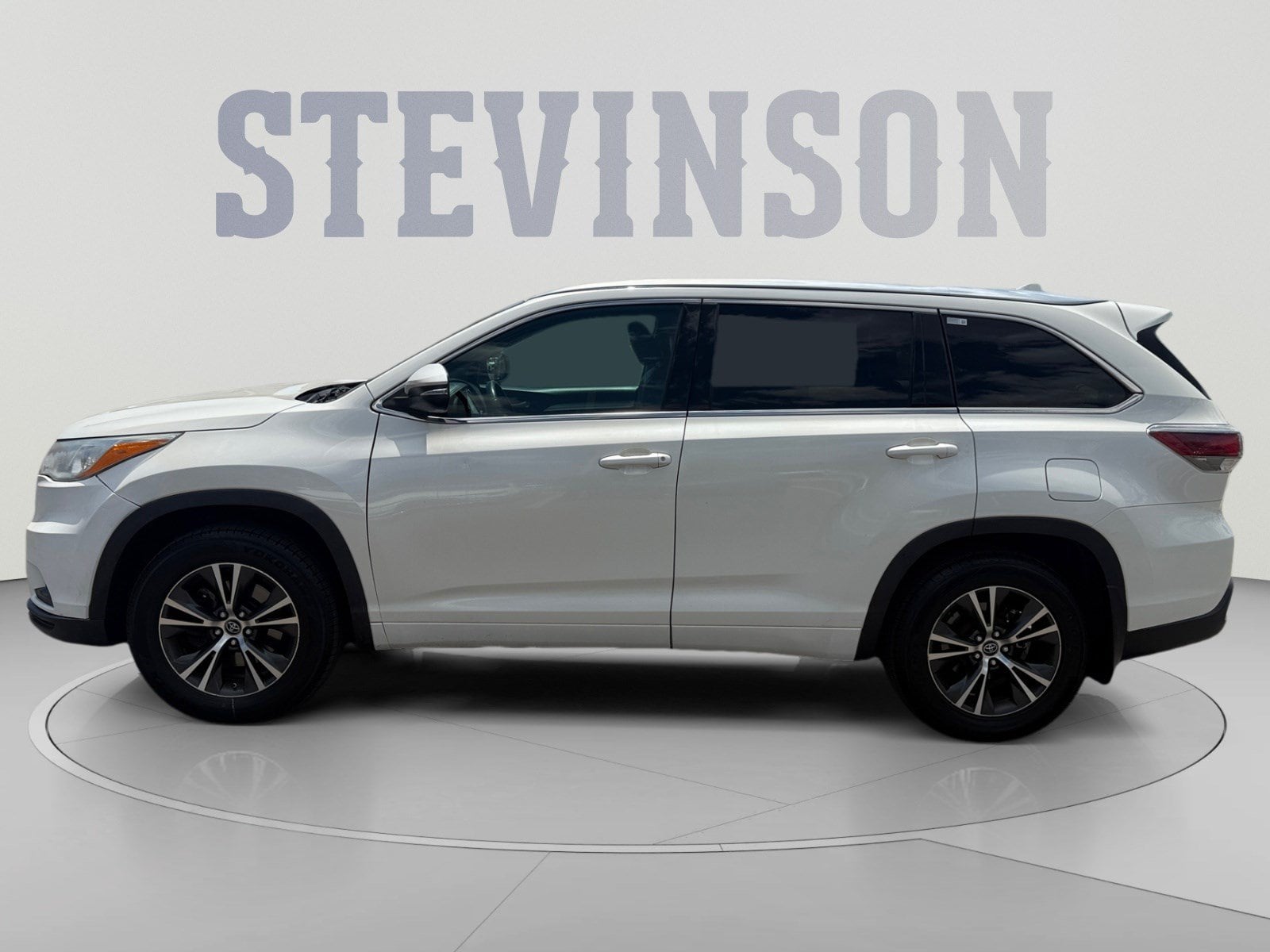 Used 2016 Toyota Highlander XLE with VIN 5TDJKRFH5GS505829 for sale in Aurora, CO