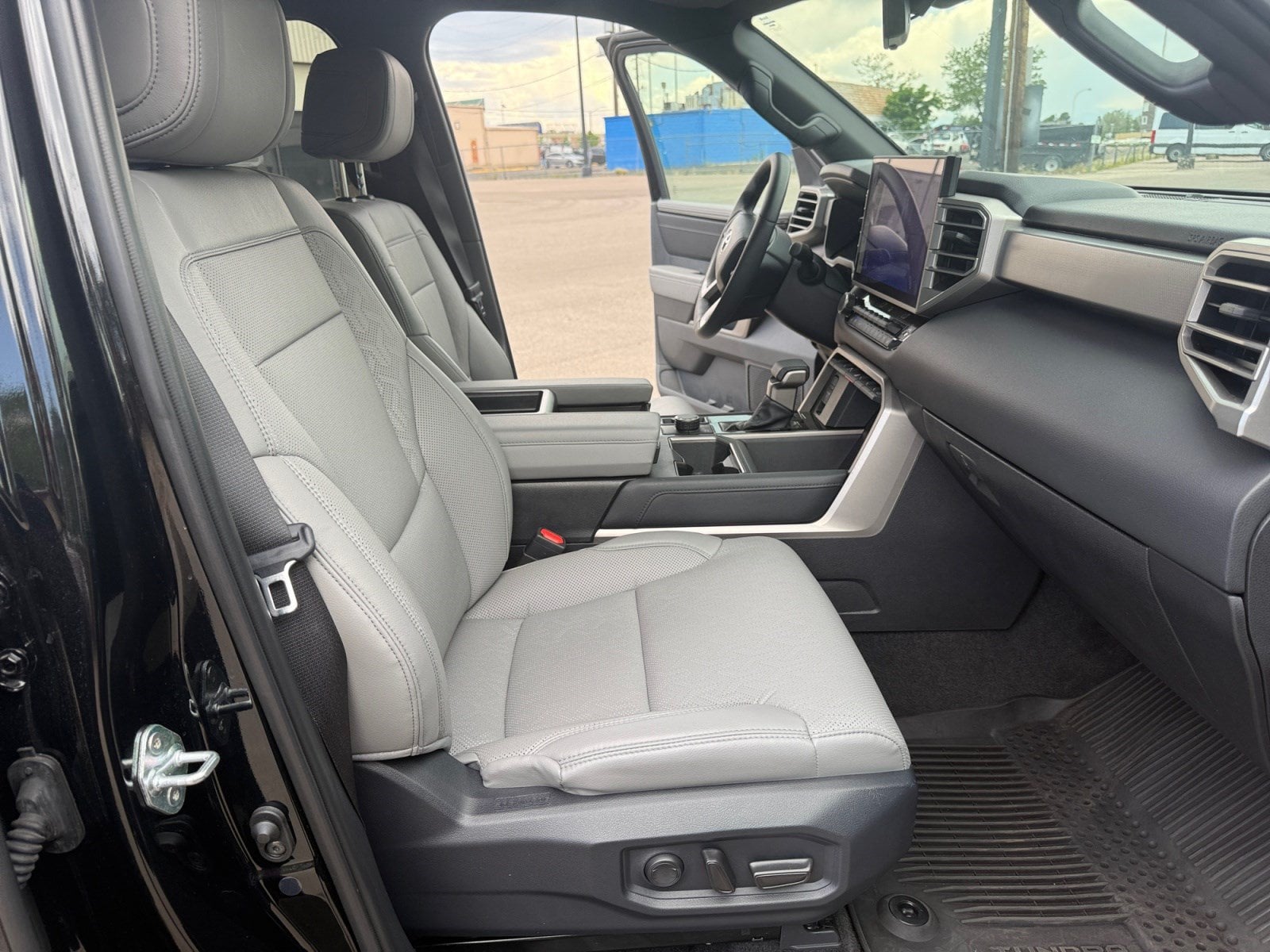 2025 Toyota Tundra Limited - Photo 21