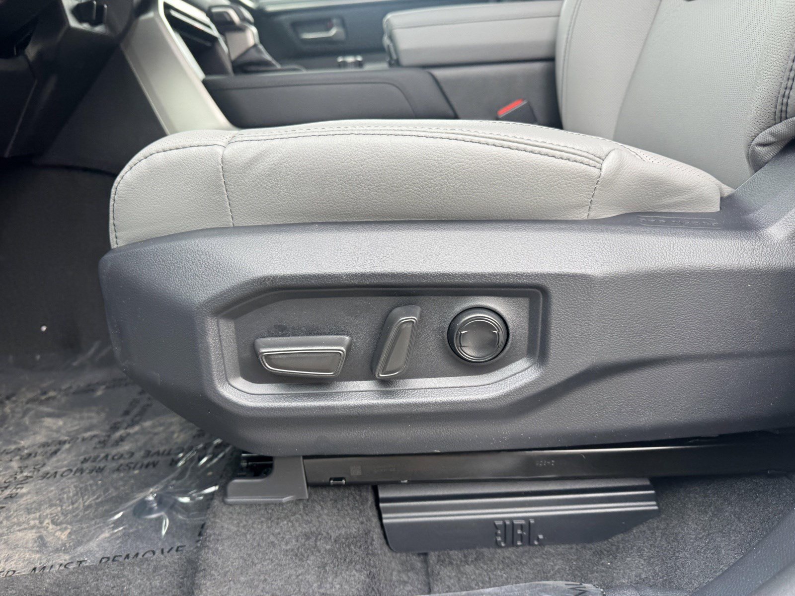 2026 Toyota Tundra Limited - Photo 15