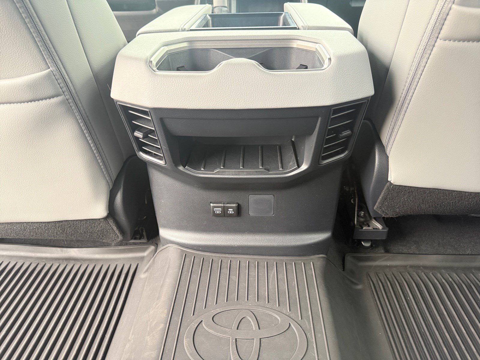 2025 Toyota Tundra Limited - Photo 34