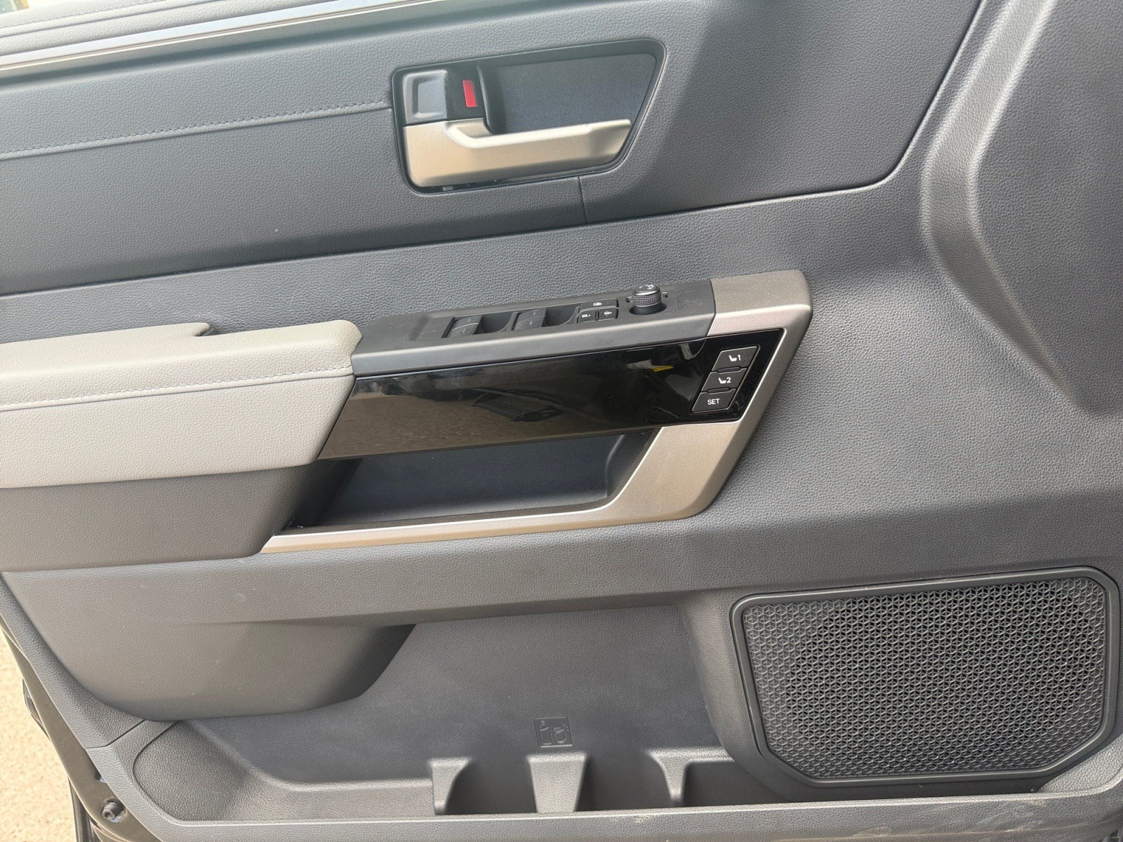2025 Toyota Tundra Limited - Photo 15