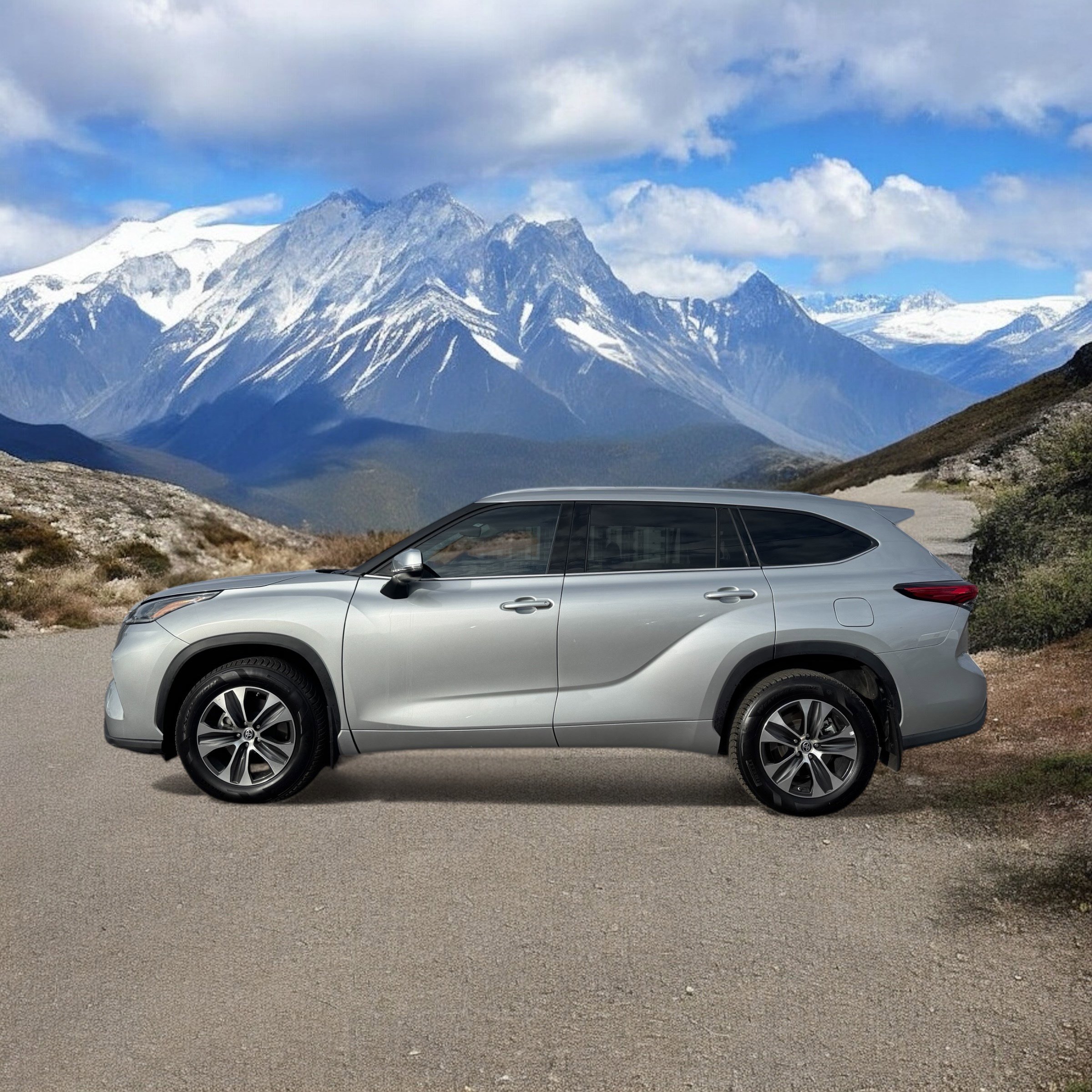 2021 Toyota Highlander XLE photo 2
