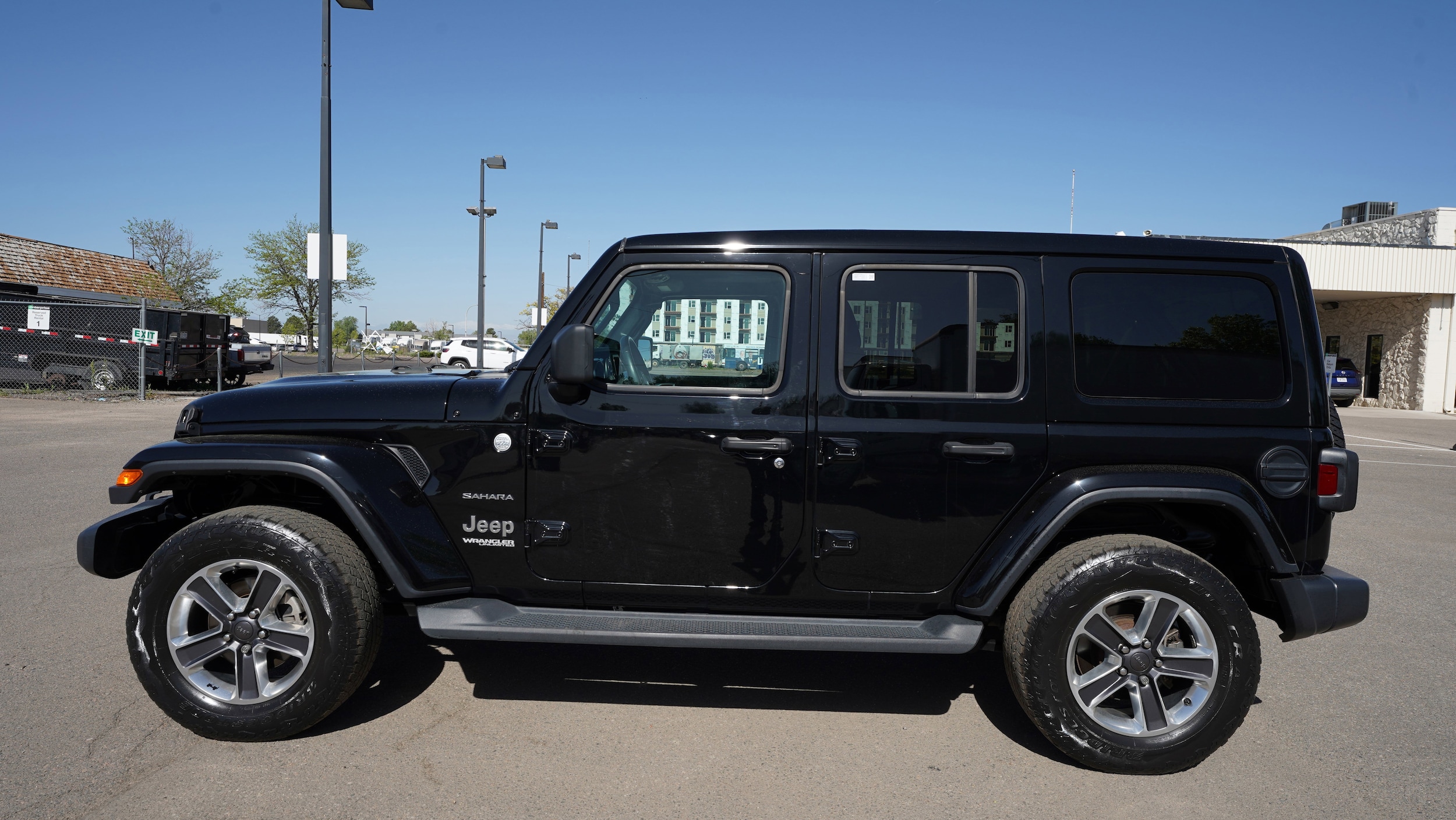 Used 2019 Jeep Wrangler Unlimited Sahara with VIN 1C4HJXEG2KW686198 for sale in Aurora, CO
