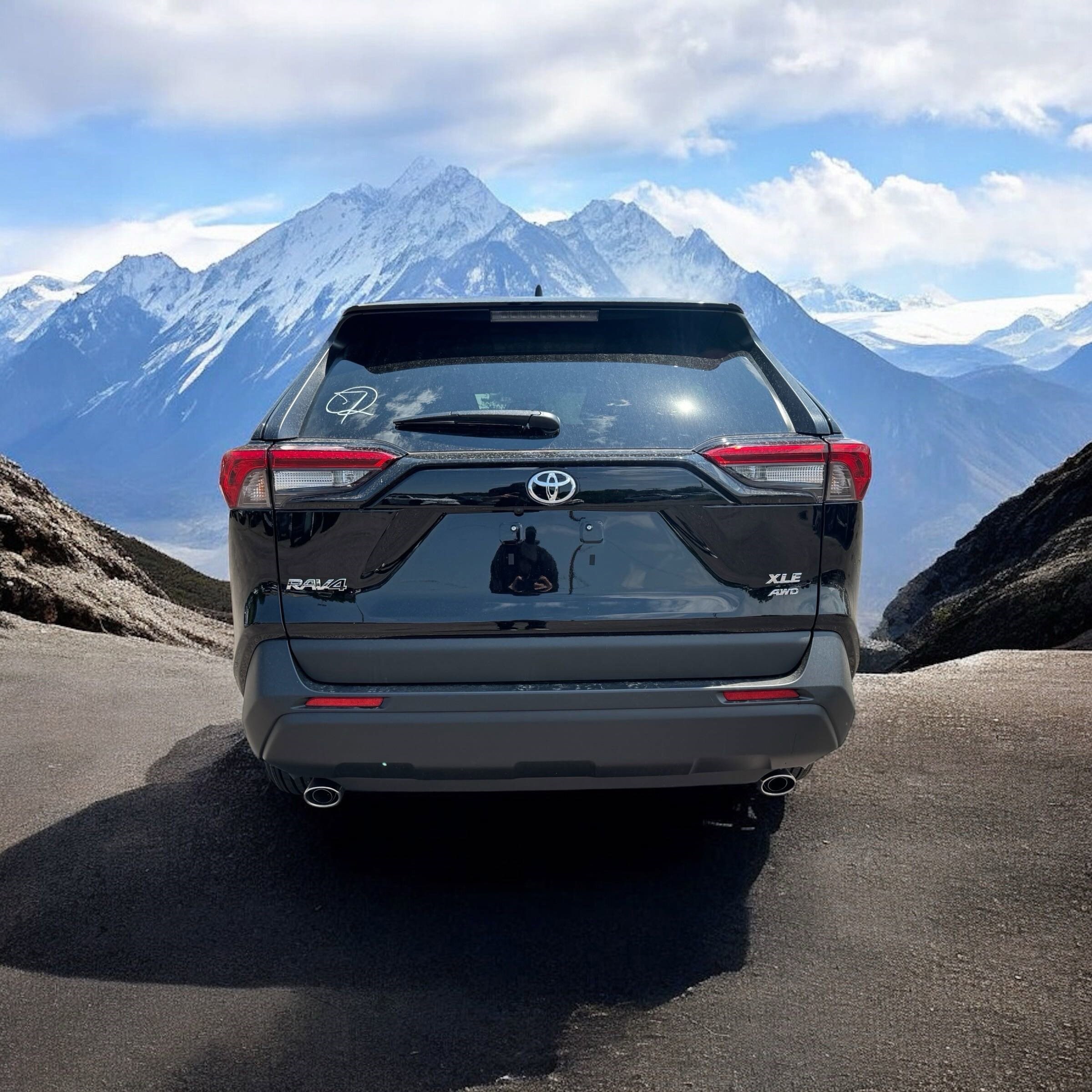 2025 Toyota RAV4 XLE photo 3