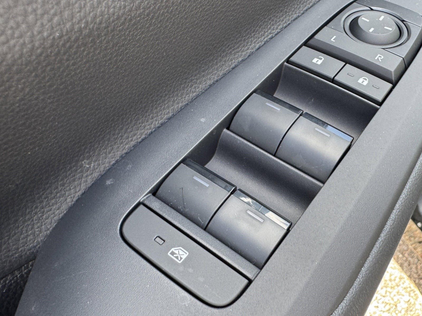2026 Toyota Prius Plug-in Hybrid SE - Photo 14